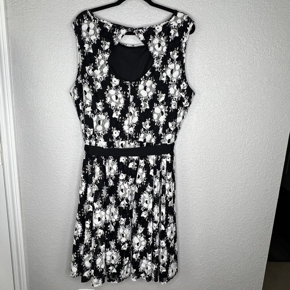 Black & White Floral Sleeveless Belted Dress - Picture 3 of 5